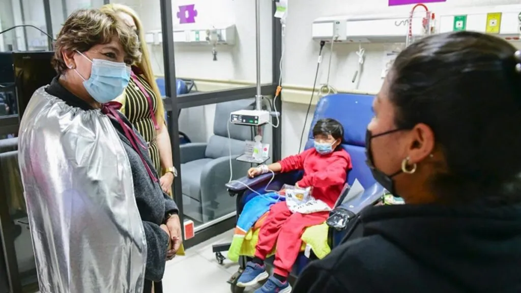 Delfina Gómez entrega regalos a pacientes del Hospital del Niño