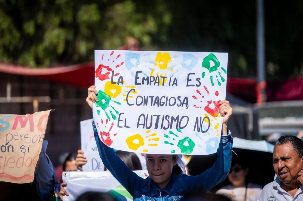 Marchan por la inclusión y el autismo en Coacalco