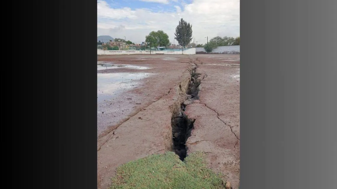 Ecatepec: Aparece grieta en deportivo de unos 25 metros de longitud