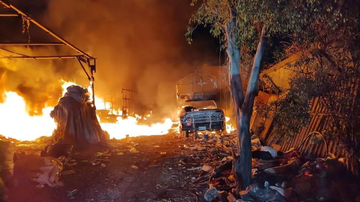 Fuego consume una recicladora en Ecatepec