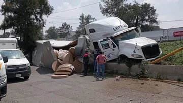 México-Querétaro: tráiler se sale de carriles centrales