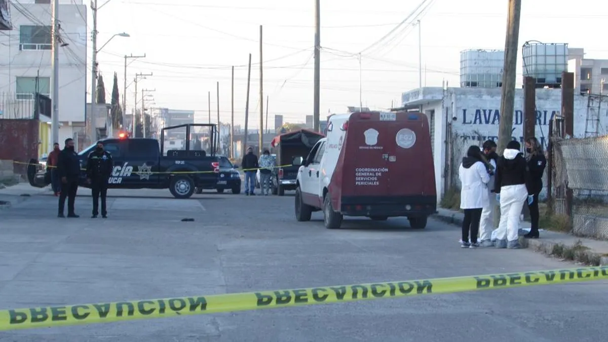 Asesinan a joven a balazos al salir de casa en Toluca