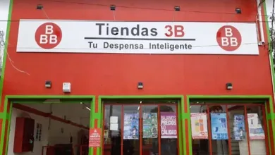 Según información de testigos, el problema inició dentro de la tienda cuando el empleado agrede al señor de la tercera edad, quien fue arrojado a la calle en donde el ataque continuó. Foto: Captura