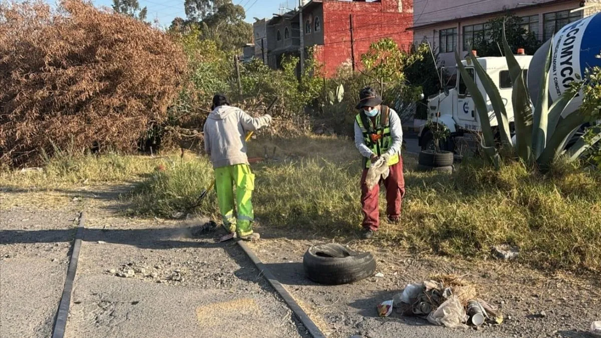 Ayuntamiento de Los Reyes realiza limpieza de vías del Tren Ligero
