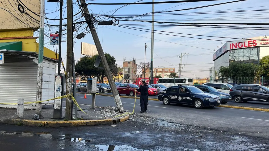 Camión se impacta contra poste en Toluca