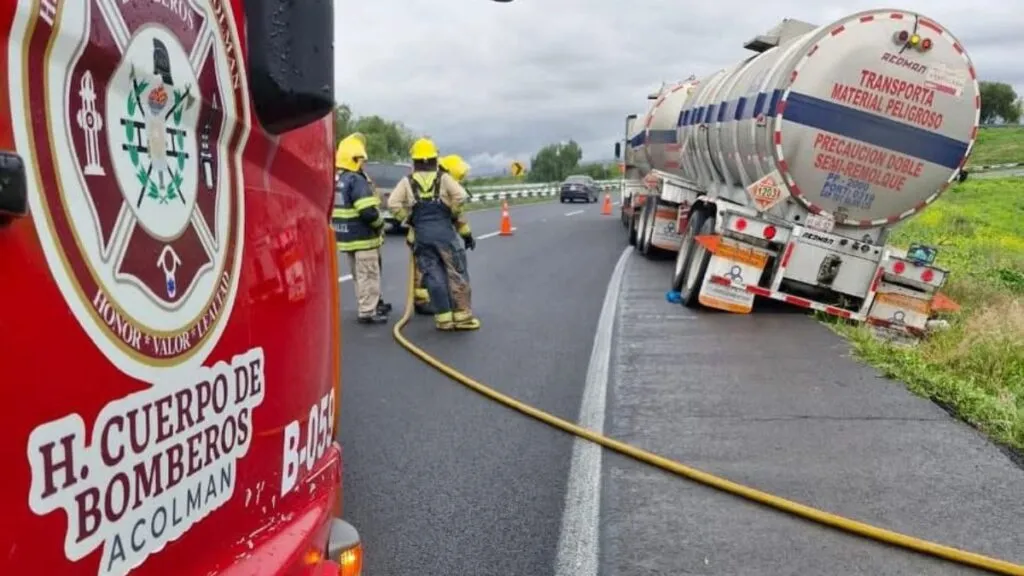 Tractocamión cargado con gasolina se accidenta en la México-Pirámides