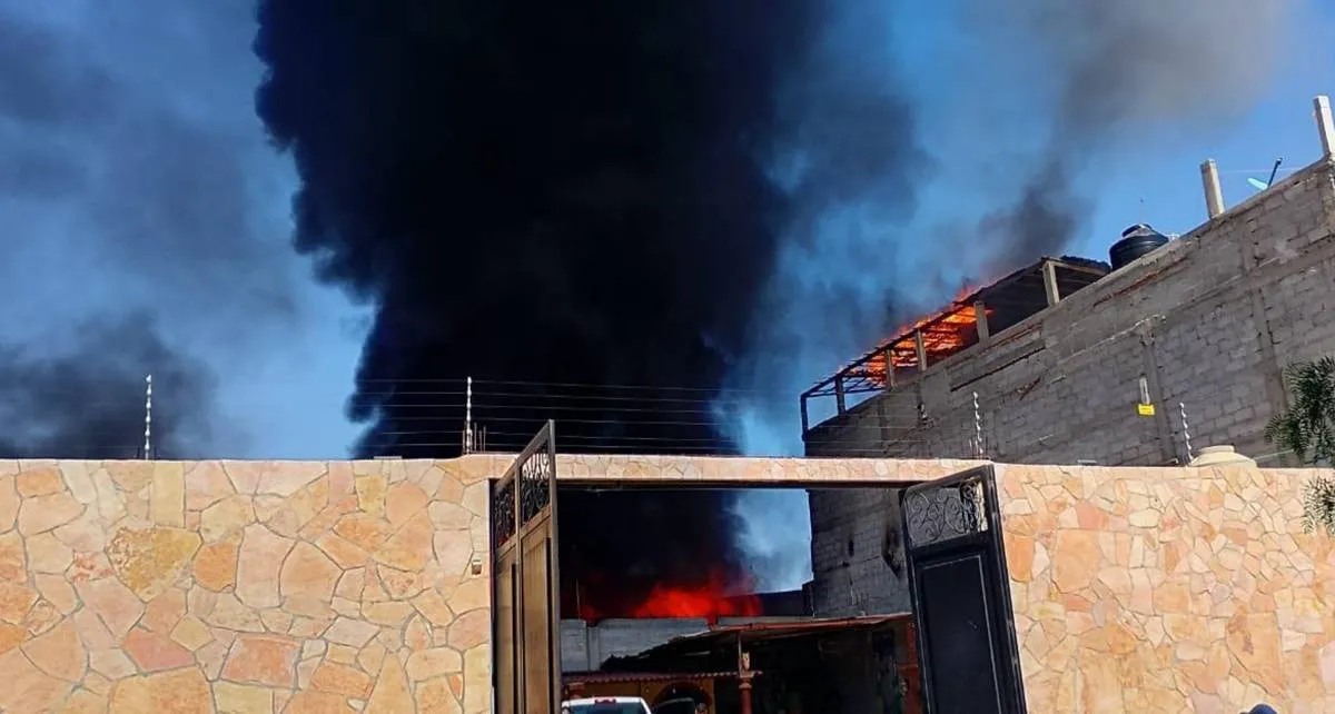 Incendio consume fábrica en Ecatepec