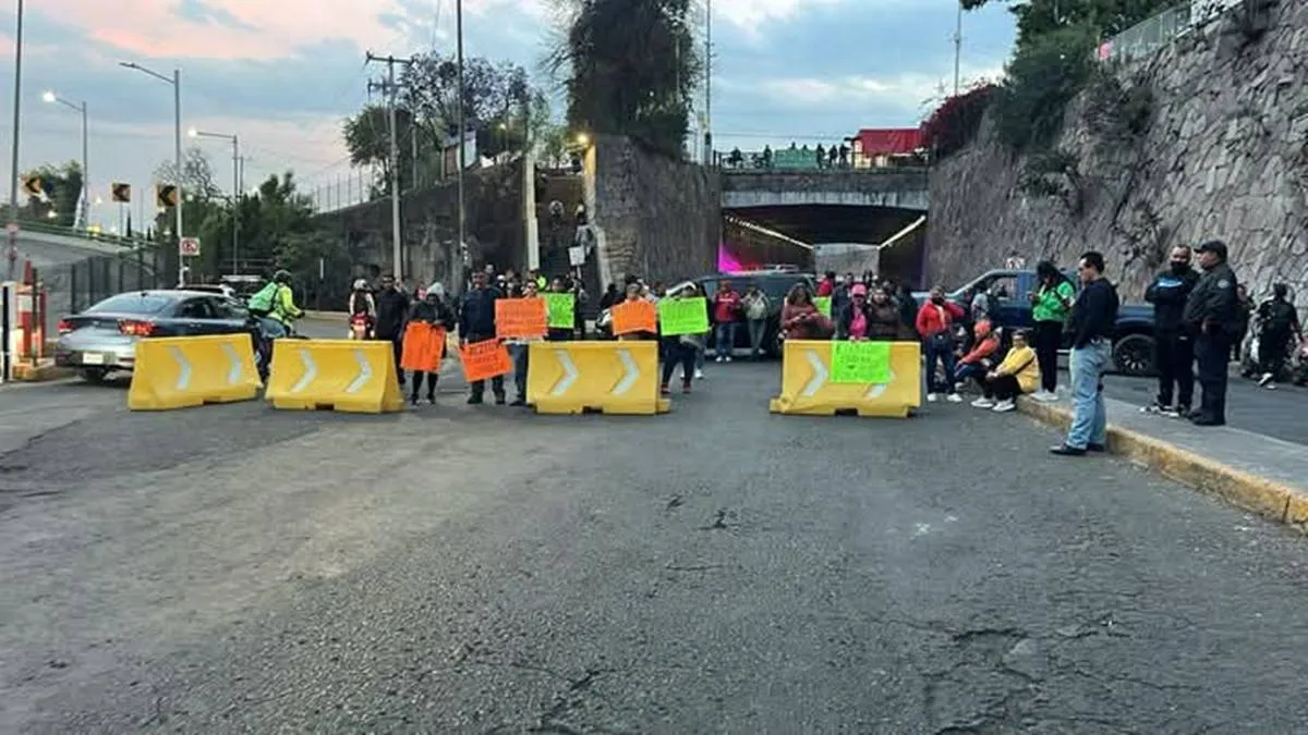 Bloquean Avenida Gustavo Baz por una detención injustificada en Naucalpan