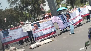 Motociclista enfrenta a manifestantes por bloqueo