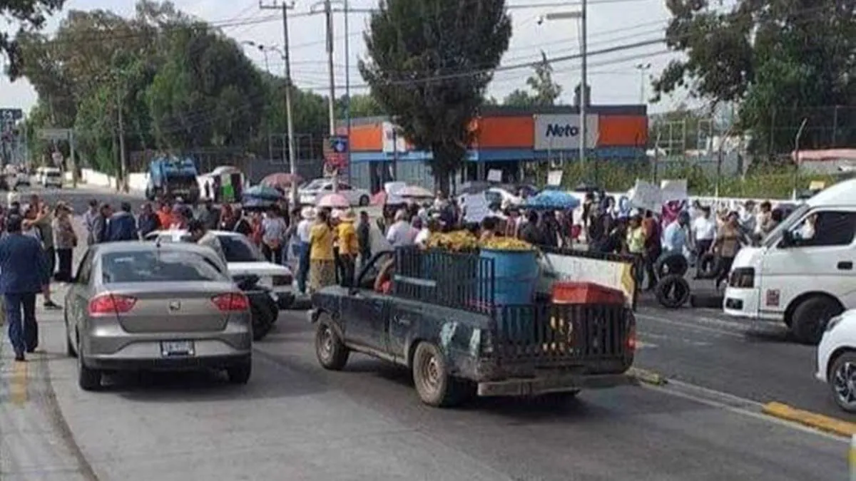 Manifestantes exigen agua y denuncian tomas clandestinas en Ecatepec