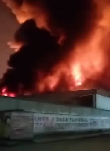 Incendio en inmediaciones de bodegas moviliza a cuerpos de emergencia en Cuautitlán