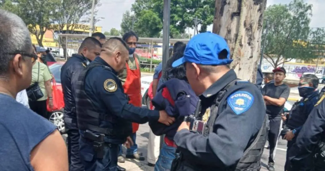 FOTOS: Atan y cuelgan de los pies a ladrón de batería de auto en medio de tianguis en Coyoacán