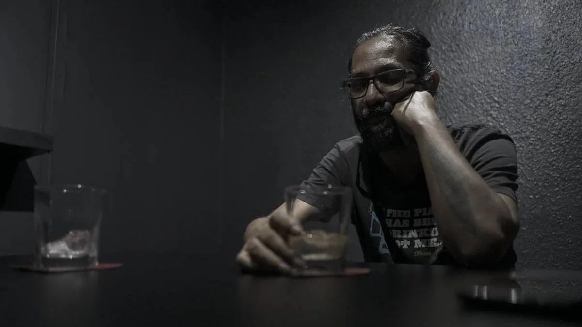 Muestra poéticamente las obsesiones humanas