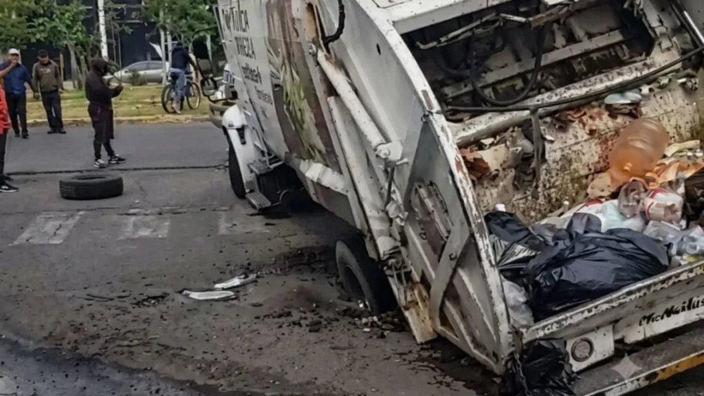 Camión de basura cae en socavón en Neza; habitantes aseguran que no es el único