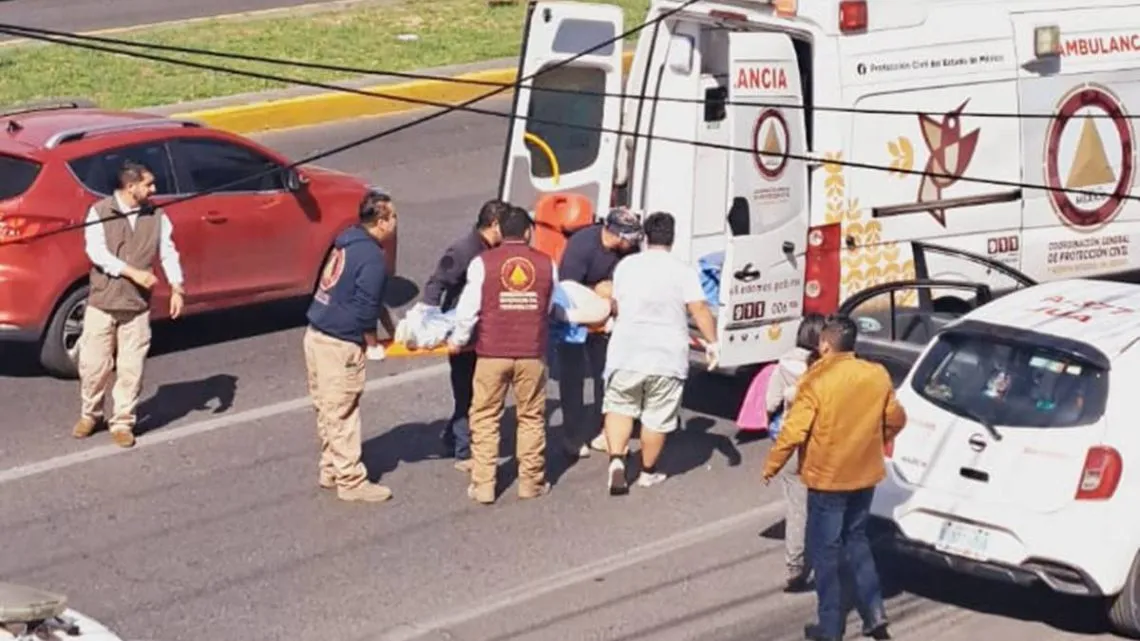 Toluca: Joven da a luz a bordo de un taxi, lograron reanimar al bebé