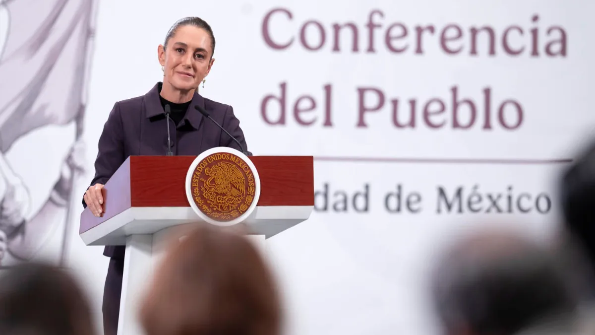 Sheinbaum admite adeudos a farmacias; exige cumplir entregas