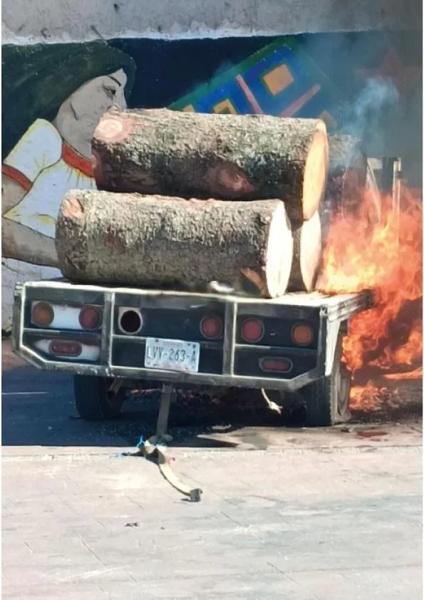 Pobladores queman camioneta de presuntos taladores de árboles en Edomex