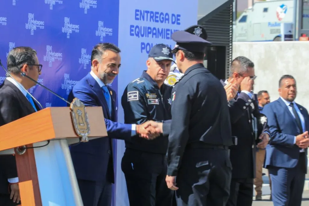 Hace Fernando Flores de Metepec una fortaleza, entrega 100 nuevas patrullas