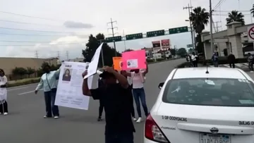 Bloqueo en la México-Toluca por menor desaparecida complica la circulación