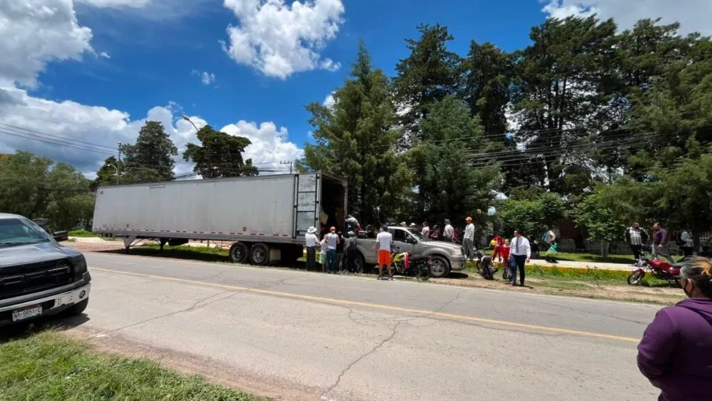 Regalan en Otumba 17 toneladas de mango rechazadas por Jumex