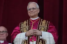 Robert Prevost dirige las primeras palabras al mundo entero como León XIV, el nuevo Papa.