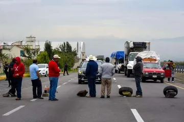 Inician obras en caminos de San Miguel Balderas tras bloqueos en autopista Toluca-Ixtapan
