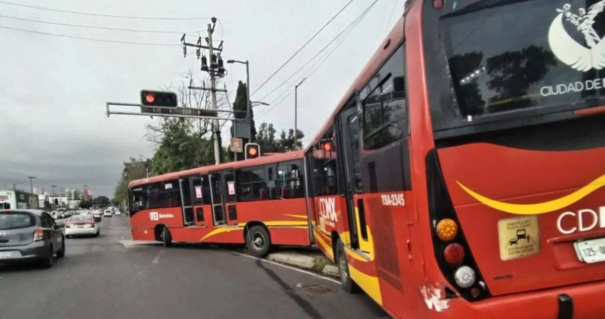 [VIDEO] Conductor de Metrobús pierde el control y choca en la Avenida Rojo Gómez