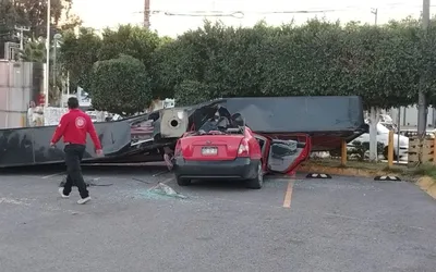 Espectacular se desploma sobre automóvil en Coacalco