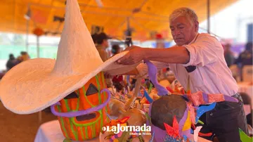 Artesano libera seres que habitan en su mente mediante la cartonería
