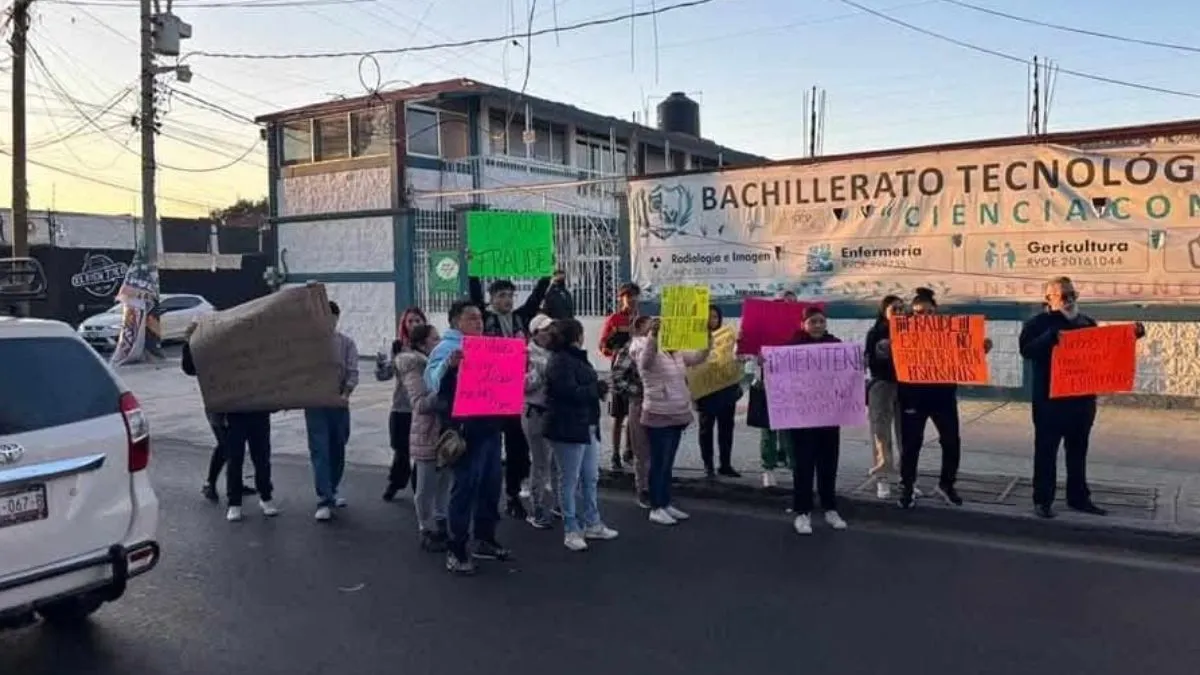 Estudiantes exigen a preparatoria de Tecámac la entrega de certificado