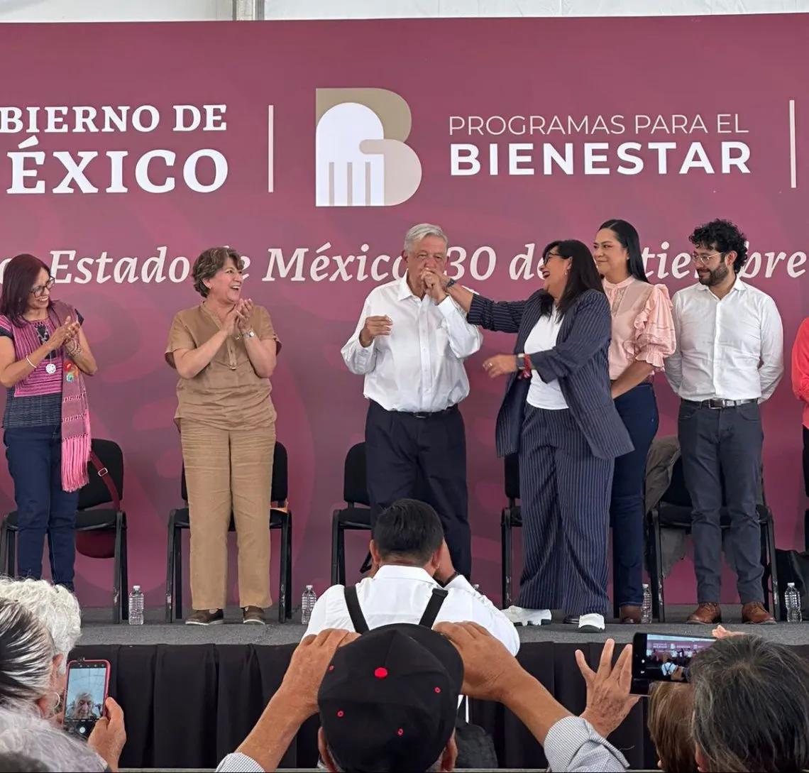 AMLO besa mano a gobernadora y alcaldesa de Texcoco tras polémica generada en Tecámac