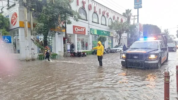 Elementos de Protección Civil y Bomberos de Ecatepec acudieron a los sitios afectados para realizar labores de desazolve.