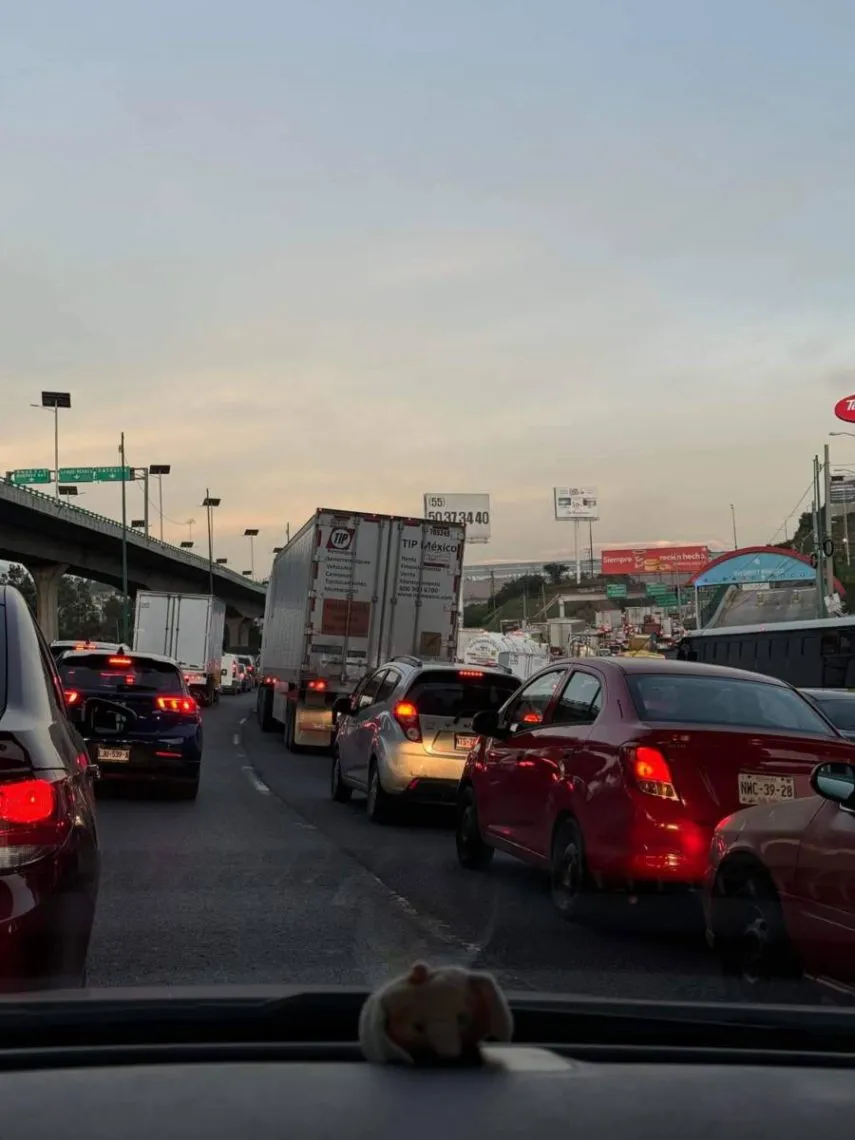 [VIDEO] Tlalnepantla: Volcadura de tráiler obstruye la Av. Jesús Reyes Heroles