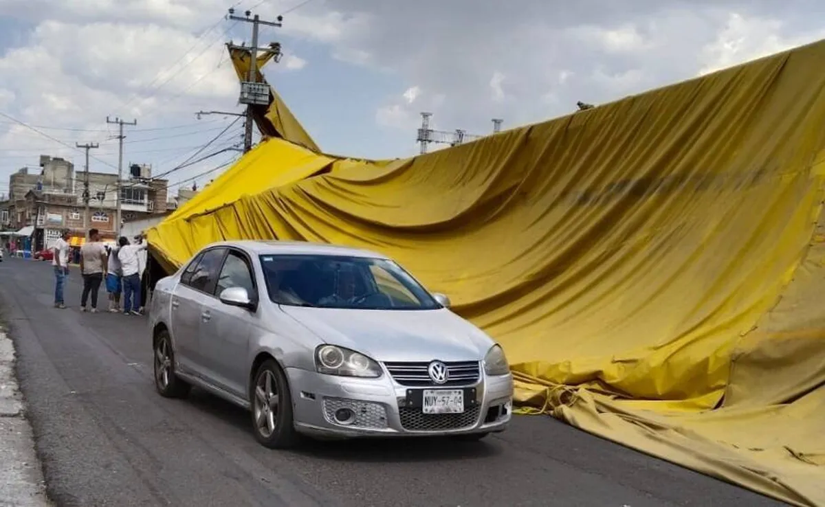 [VIDEO] Ráfagas de viento vuelan lona en  Santiago Tianguistenco y cancelan baile