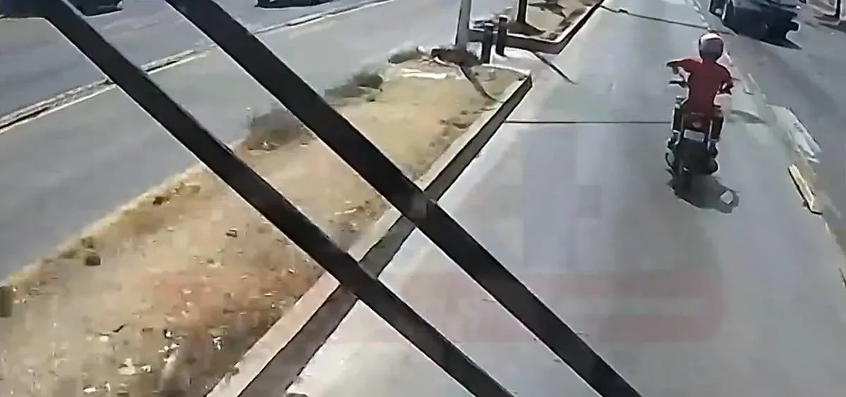 [VIDEO] Por conflicto vial motociclista amenaza a chofer de Mexibús en Ecatepec