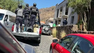 En el lugar se aseguraron 75 kilogramos de marihuana distribuidos en costales, paquetes y bolsas.