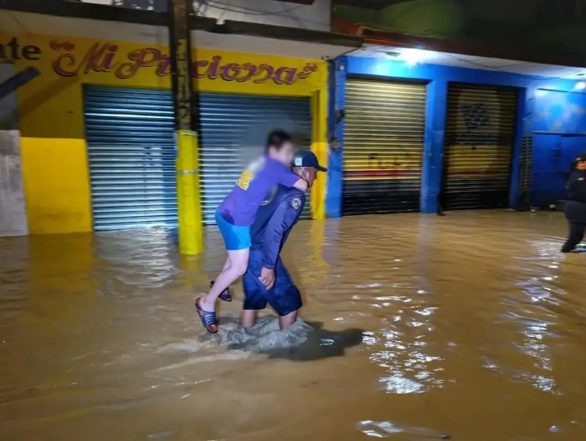 Policía que intentaba rescatar a familia de inundaciones en Veracruz, perdió la vida