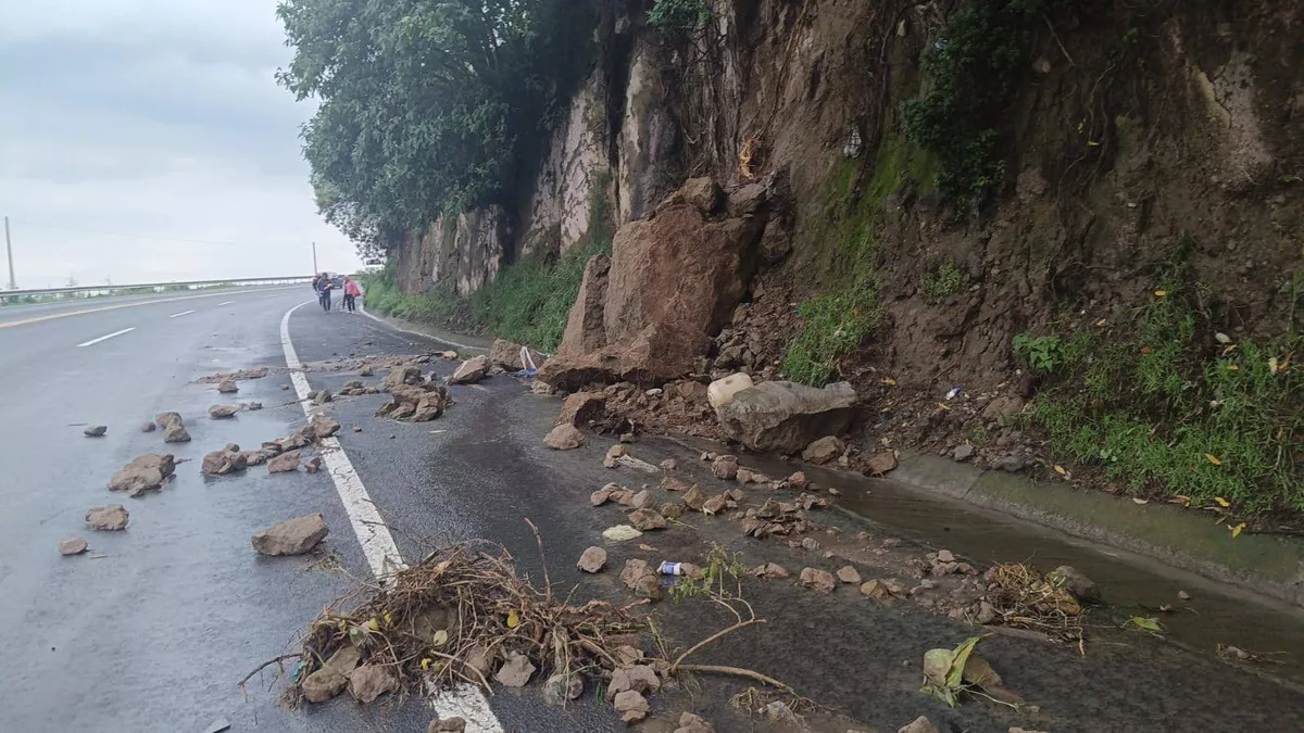 Reportan desgajamiento de Ladera en Xonacatlán cerca de la Toluca-Naucalpan