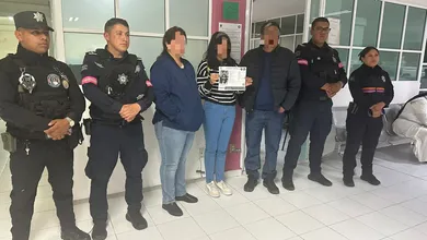 Comerciantes del Mercado Juárez reconocieron a la menor por el boletín de búsqueda y dieron aviso a una patrulla municipal que circulaba en la zona.