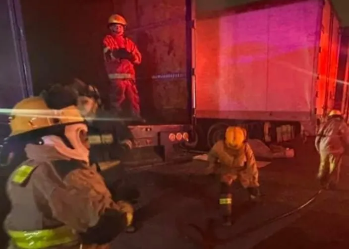 Incendio consume dos cajas de tráiler estacionadas el municipio de La Paz