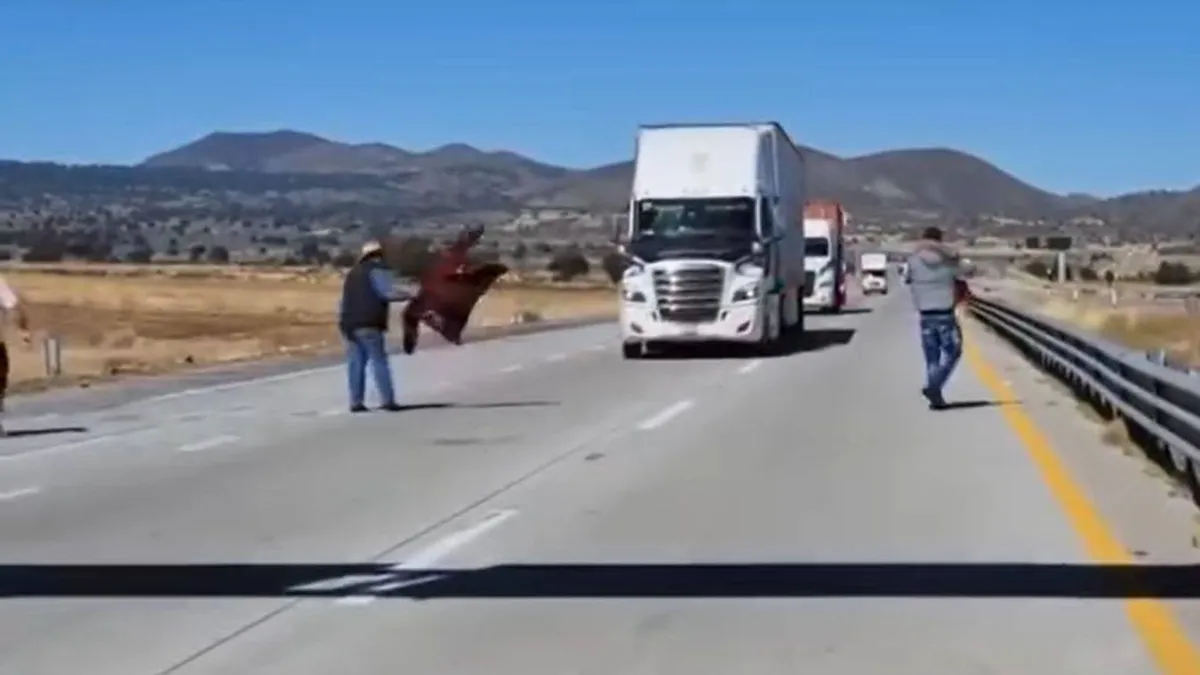 [VIDEO] Campesinos realizan bloqueo en la autopista Arco Norte