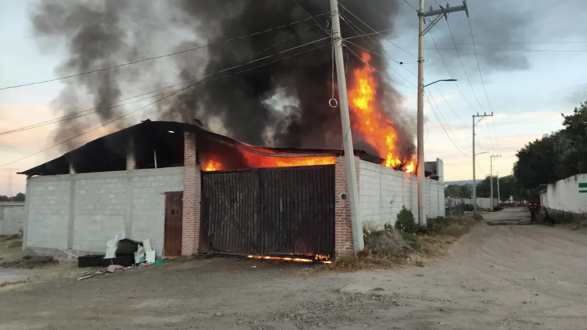 [VIDEO] Arde bodega de residuos en Temascalapa