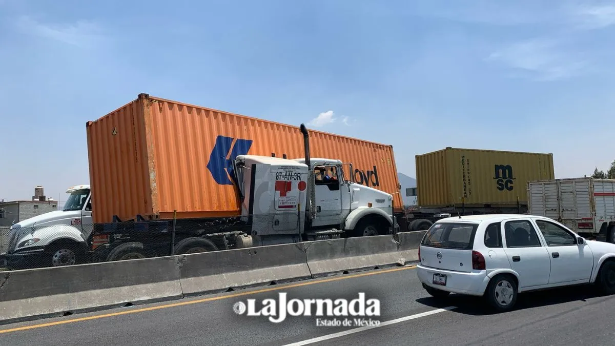 Accidente de Tráiler en Circuito Exterior Mexiquense deja un lesionado