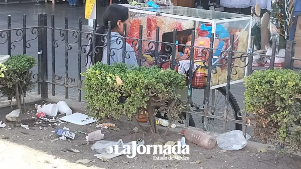 Basura inunda Mercado Juárez en Toluca