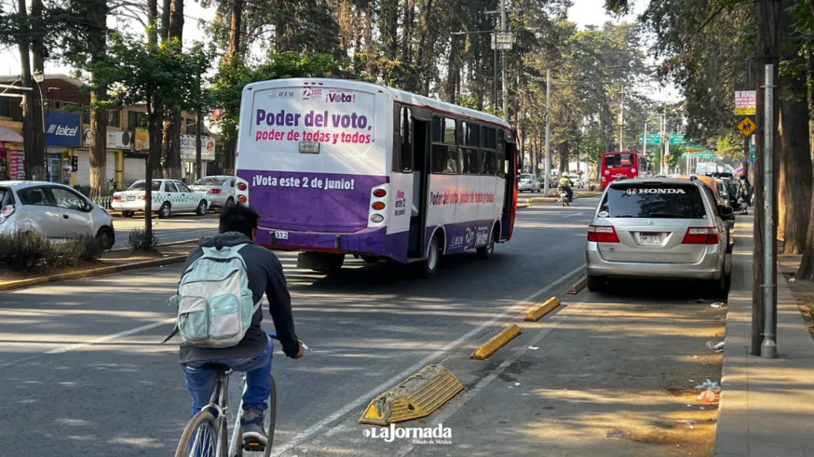 En Toluca autos invaden ciclovías ante inoperancia de autoridades viales