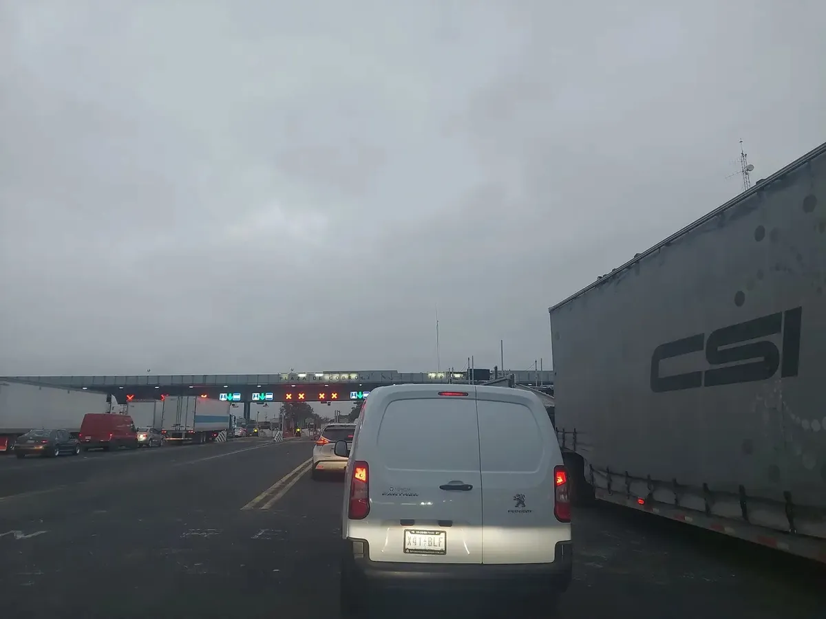 Transportistas se concentran en la caseta de Tepotzotlán; anuncian posible movilización