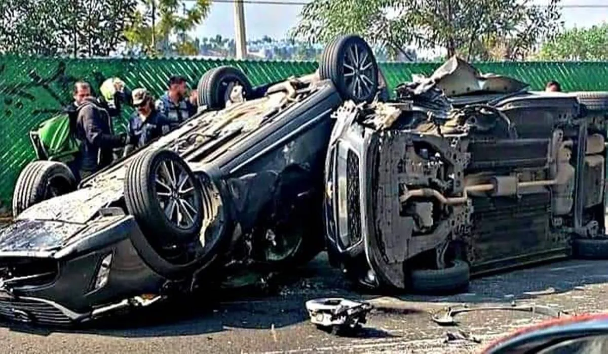 Atizapán: Dos lesionados tras volcar dos autos bajando la Presa Madín