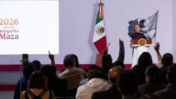 Sheinbaum informó que el IMSS evalúa un mayor aumento salarial, regularización de plazas y otras demandas de los trabajadores.