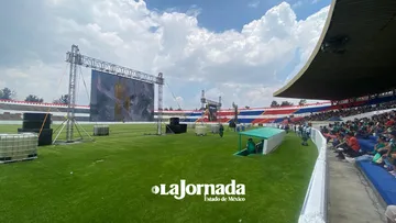 Se cae parte del techo del Estadio Neza 86