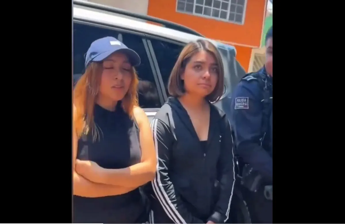 Hoy, cuatro elementos detuvieron a dos mujeres, al parecer menores de edad, quienes jugaban "Uno" en la calle. Foto: Captura.